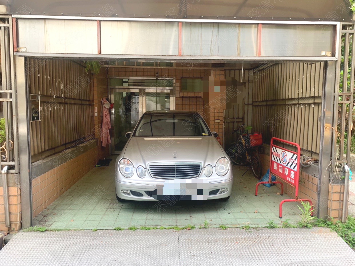 ICAN葫洲站金店面門口有車庫停車